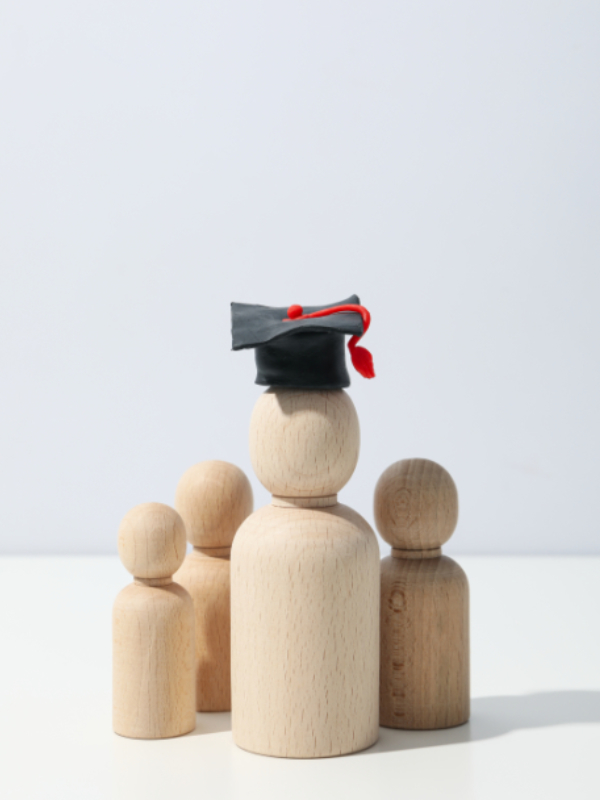 Ξύλινη φιγούρα καθηγητή με τους μαθητές του