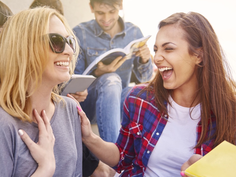 Ομάδα μαθητών που είναι χαρούμενοι που βγήκαν τα αποτελέσματα των Πανελληνίων Εξετάσεων