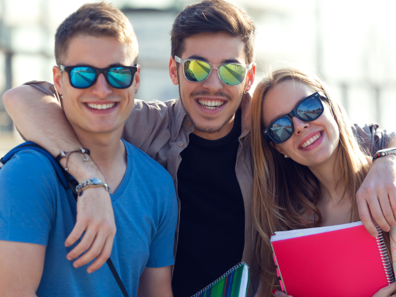 Χαρούμενη παρέα μαθητών που ετοιμάζεται για τα καλοκαιρινά μαθήματα προετοιμασίας